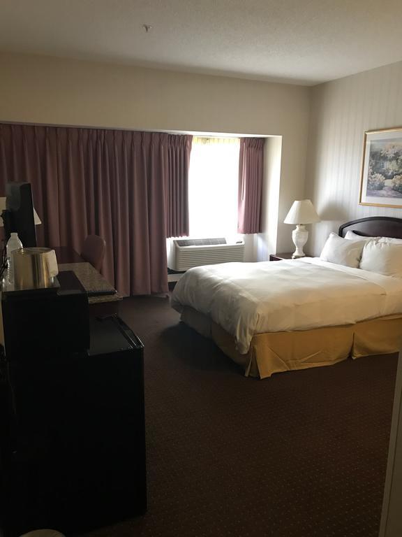 Four Points By Sheraton Cleveland-Eastlake Room photo